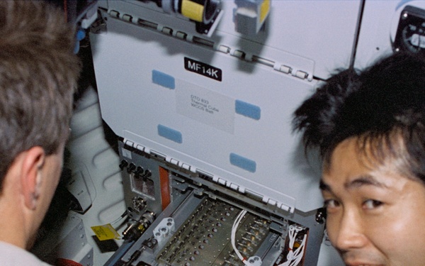 CPCG, Mission Specialist Koichi Wakata and Pilot Brent Jett check experiment