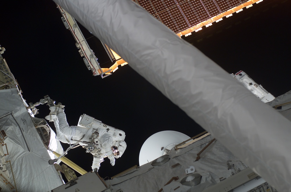 Perrin on PFR in Endeavour's PLB during STS-111 UF-2 EVA 1