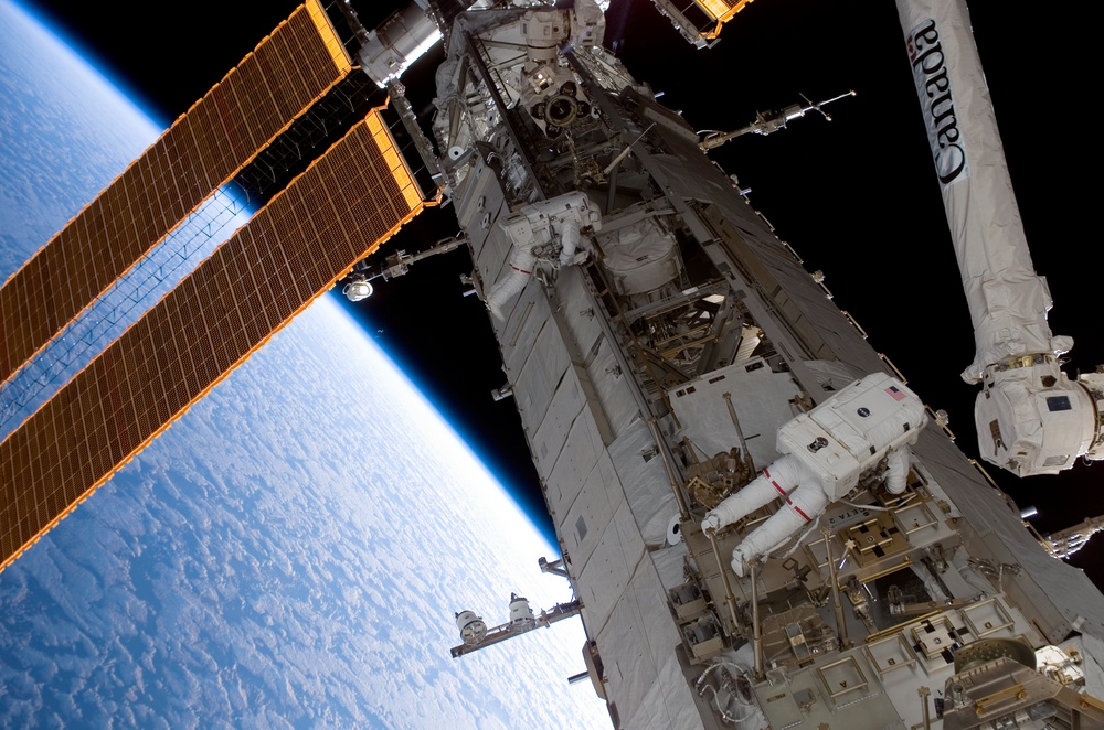 View of MS Mastracchio and FE Anderson during a session of STS-118 / Expedition 15 EVA