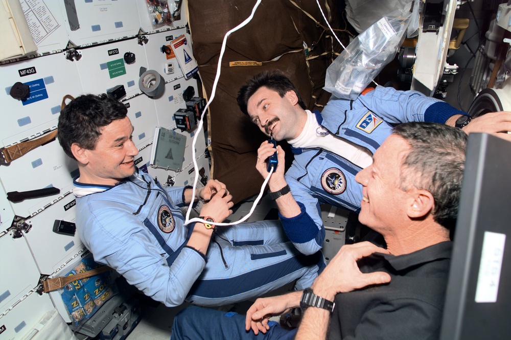 Candid views of the STS-81 and Mir 22 crews on the orbiter's middeck