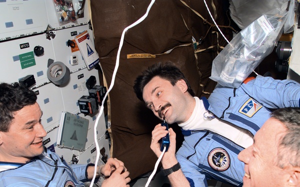 Candid views of the STS-81 and Mir 22 crews on the orbiter's middeck