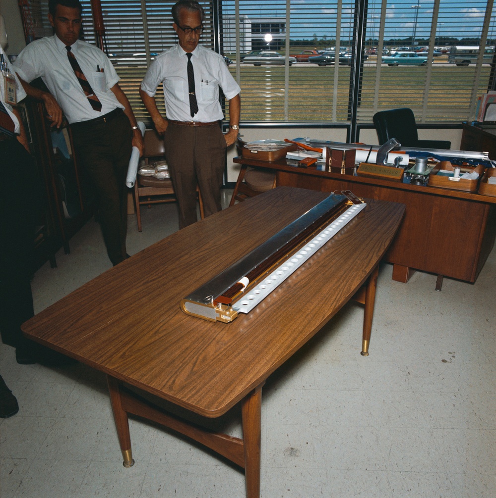 Equipment - Apollo 11 (Flag &amp; Plaque)