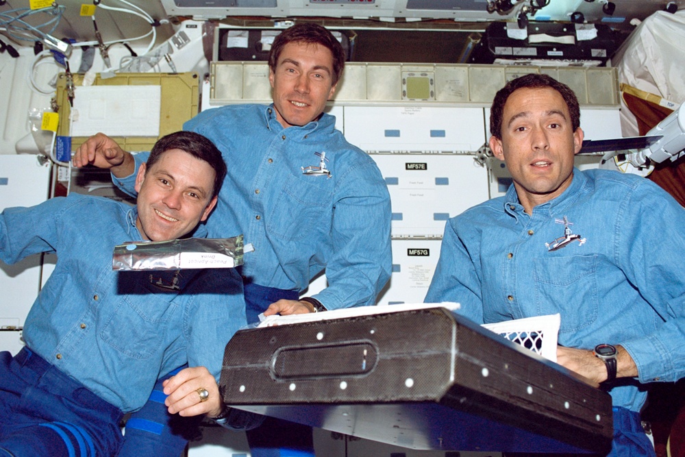 Currie, Cabana, Newman and Krikalev on the middeck