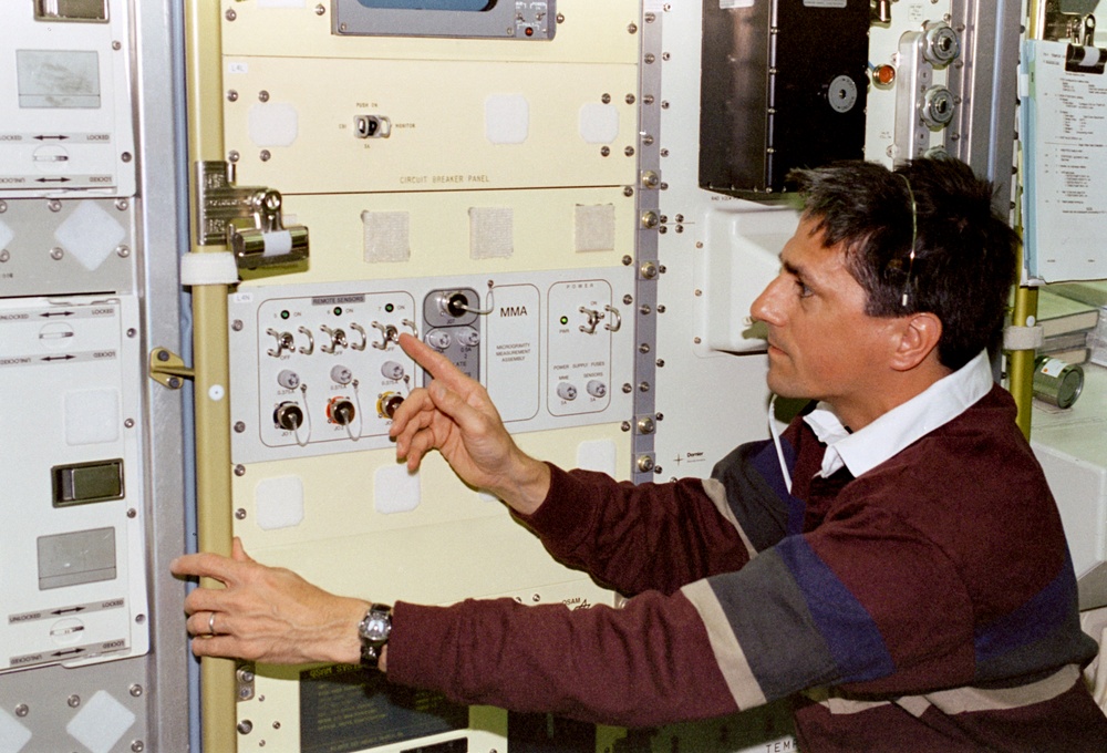 MMA - MS Thomas at experiment rack