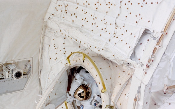 Wisoff moves into ODS airlock hatch at end of EVA