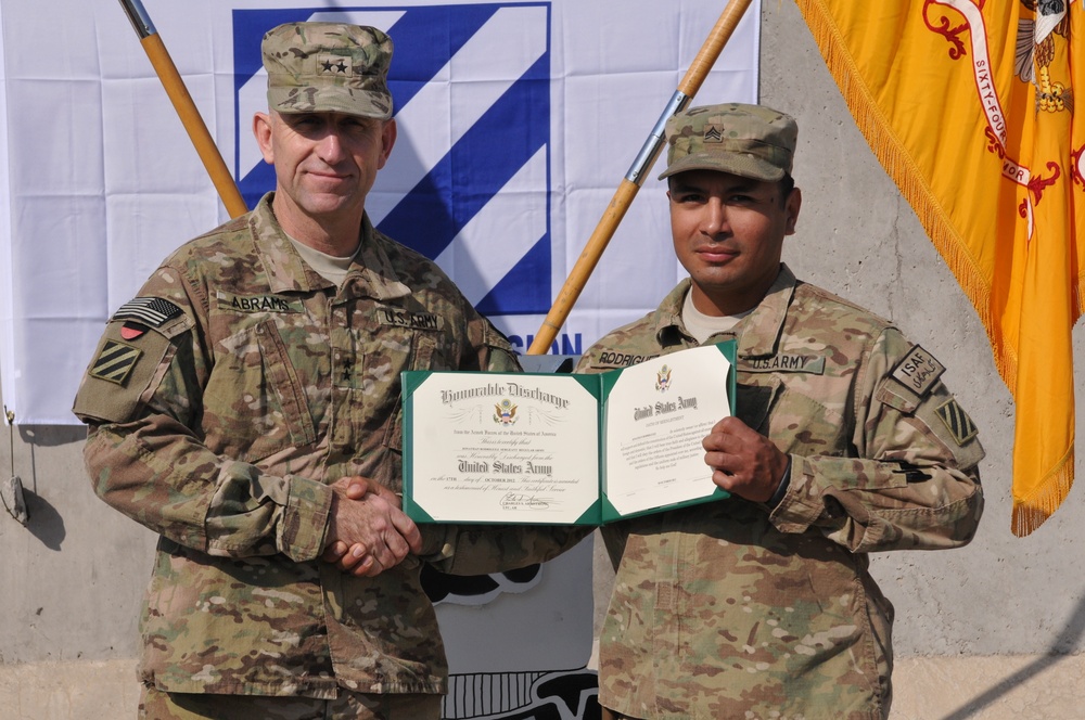 Maj. Gen. Abrams re-enlists 25 'Desert Rogues'