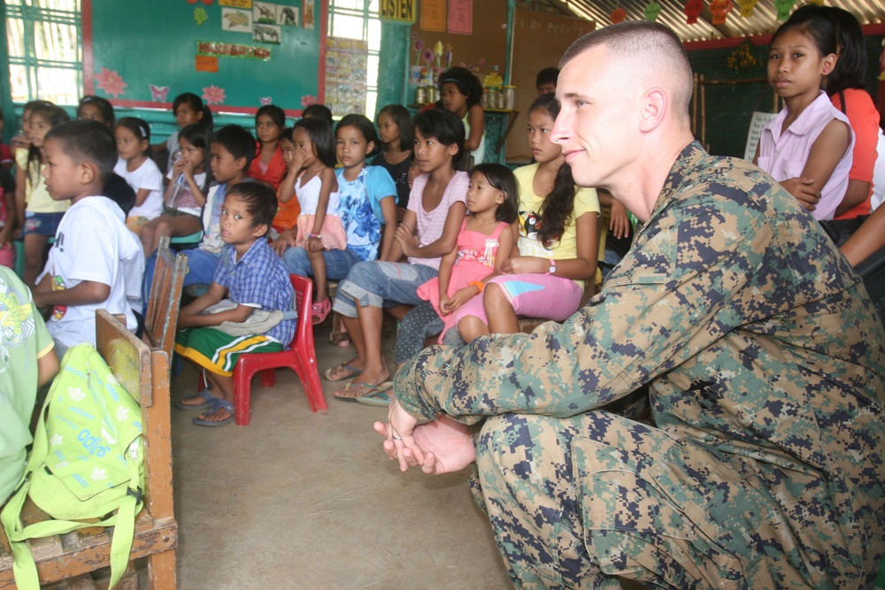 PHIBLEX 13 participants help teach in Filipino schools