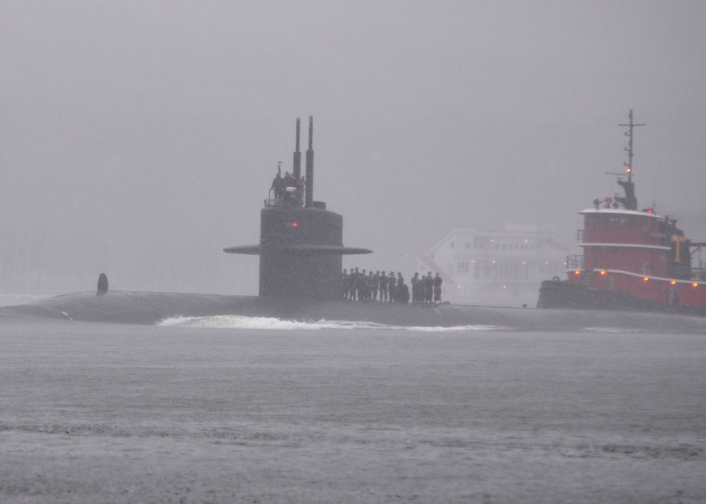 USS Providence transits Thames River