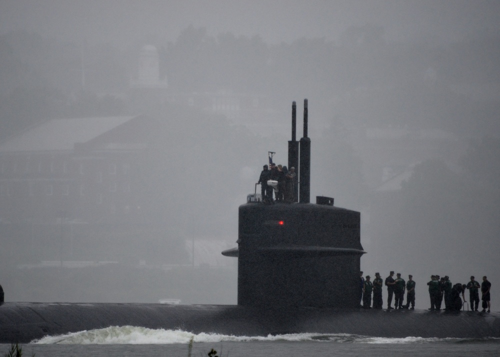 USS Providence transits Thames River