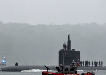 USS Providence transits Thames River