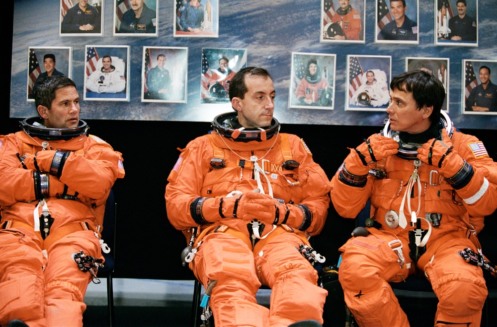 STS-111 and Expedition 5 Emergency Egress Training