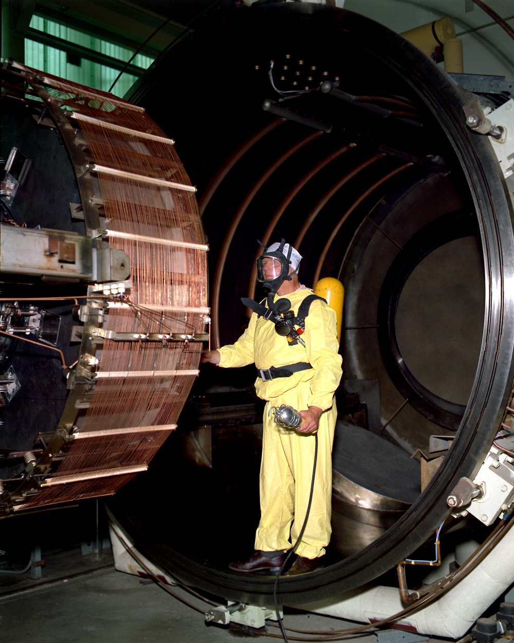 INSPECTION OF 80X25 FOOT VACUUM CHAMBER IN THE ELECTRIC PROPULSION LABORATORY EPL