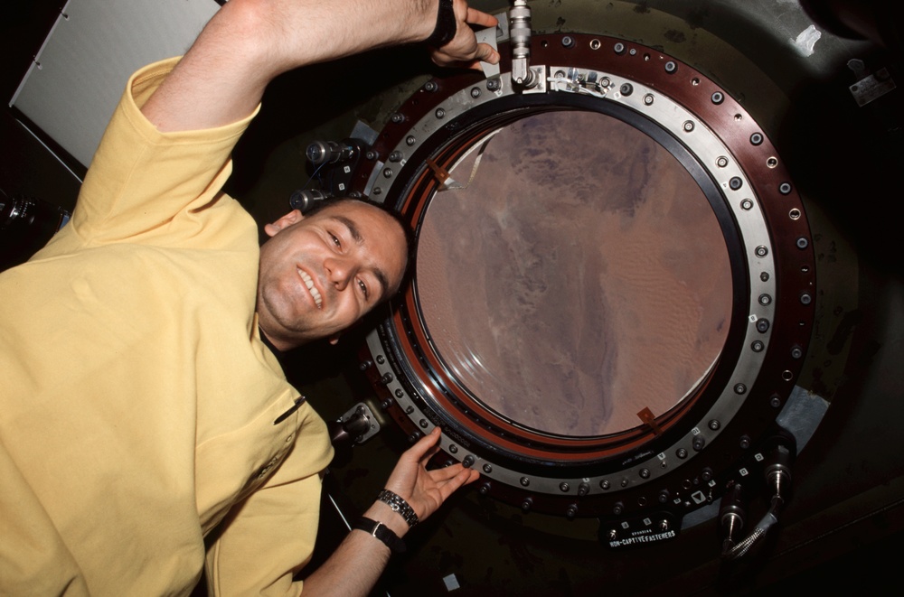 SFP Shuttleworth poses beneath the Earth OBS window in the U.S. Lab during Expedition Four