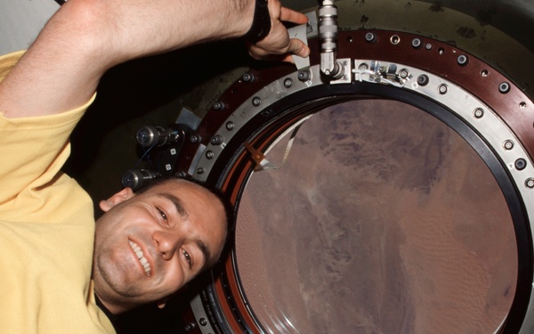 SFP Shuttleworth poses beneath the Earth OBS window in the U.S. Lab during Expedition Four