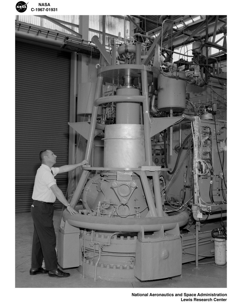 SLIDING INJECTOR ON THE TEST STAND IN THE ROCKET ENGINE TEST FACILITY RETF