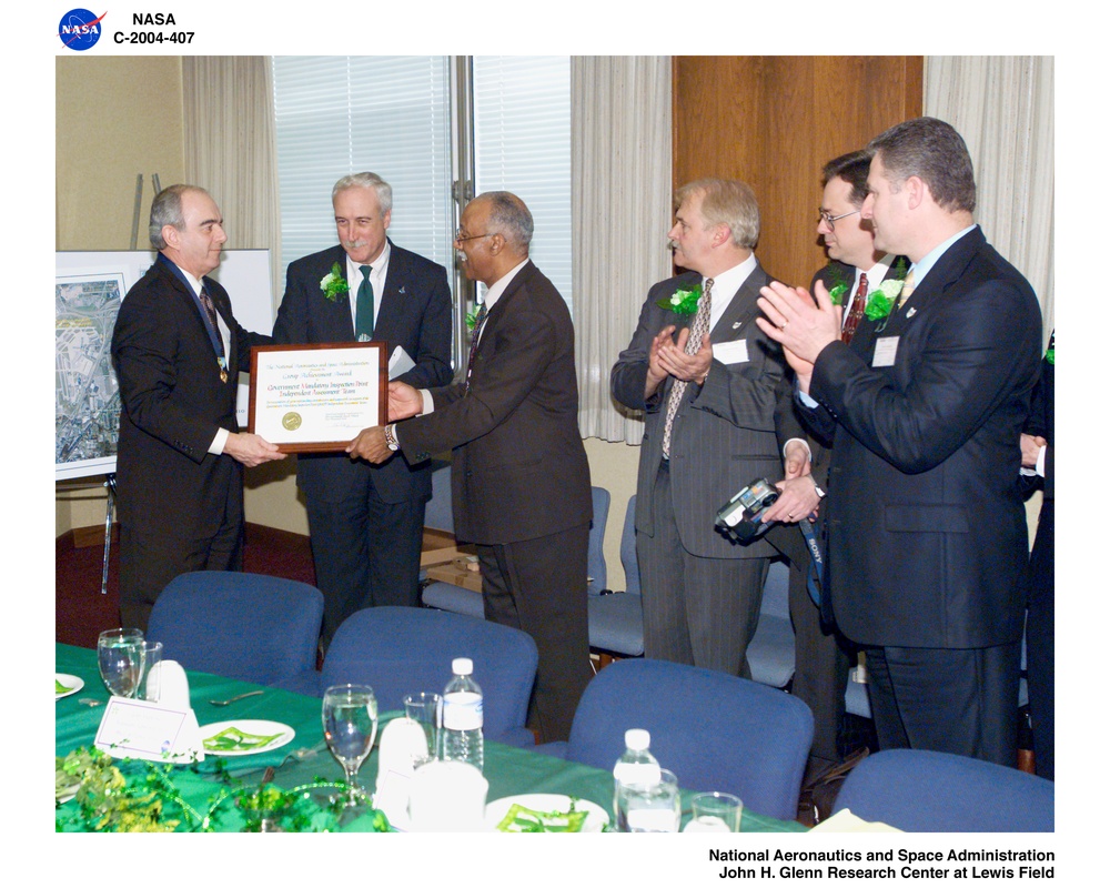 Administrator Sean O'Keefe's visit to Glenn Research Center for the NASA Shared Resource Center proposal review