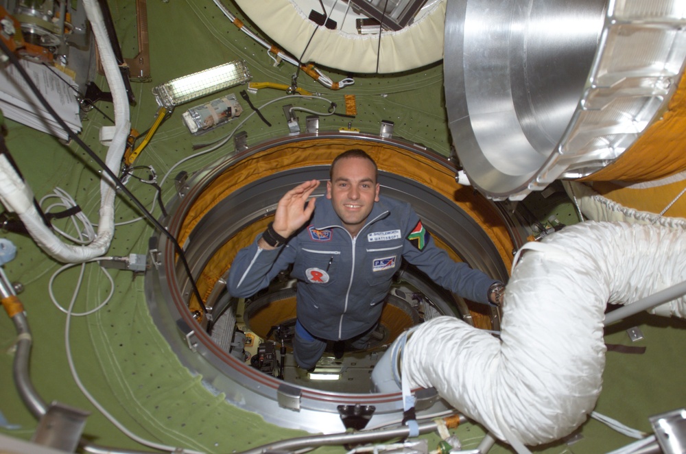 Soyuz 4 SFP Shuttleworth flies through the Zvezda PA during Expedition Four