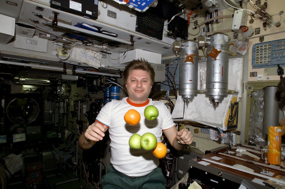Onufrienko with fresh fruit in the Zvezda SM during Expedition Four