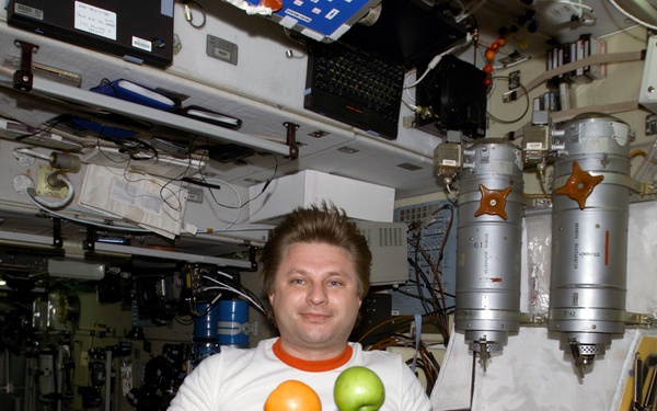Onufrienko with fresh fruit in the Zvezda SM during Expedition Four