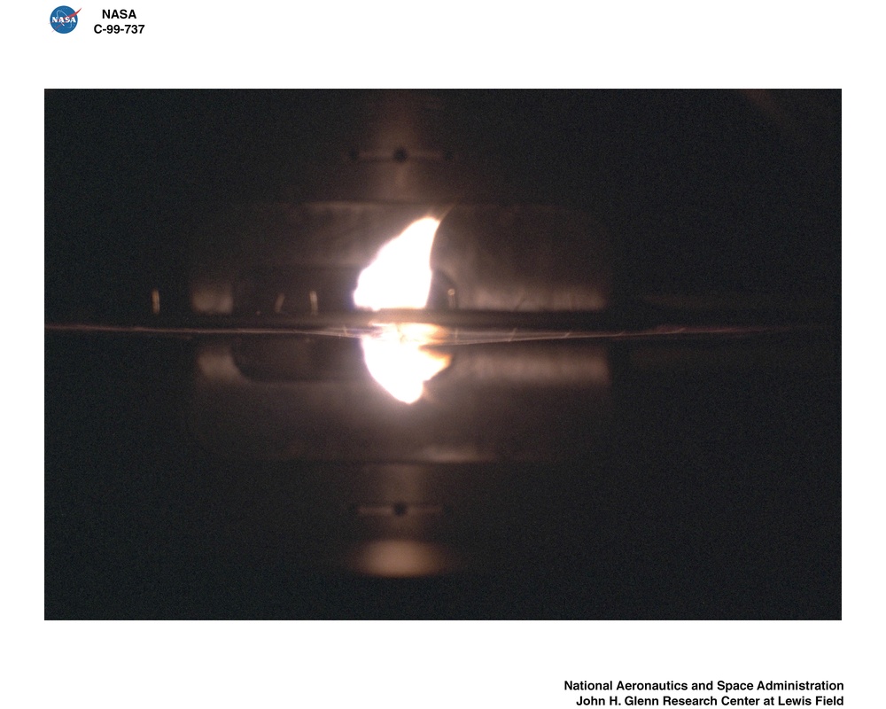 TRANSITION FROM IGNITION TO FLAME GROWTH UNDER EXTERNAL RADIATION IN THREE DIMENSIONS TIGER-3D TEST RESULTS FROM THE JAPAN MICROGRAVITY CENTER JAMIC