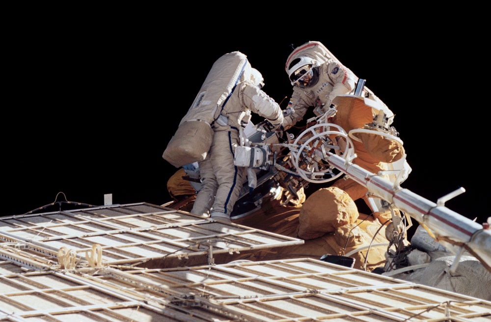 Solovyev and Vinogradov perform an EVA on a Spektr solar array
