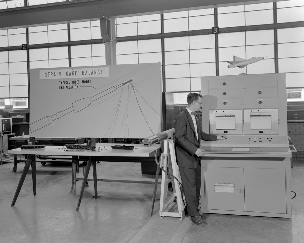 INSPECTION TOUR DISPLAYS IN THE 10X10 FOOT WIND TUNNEL