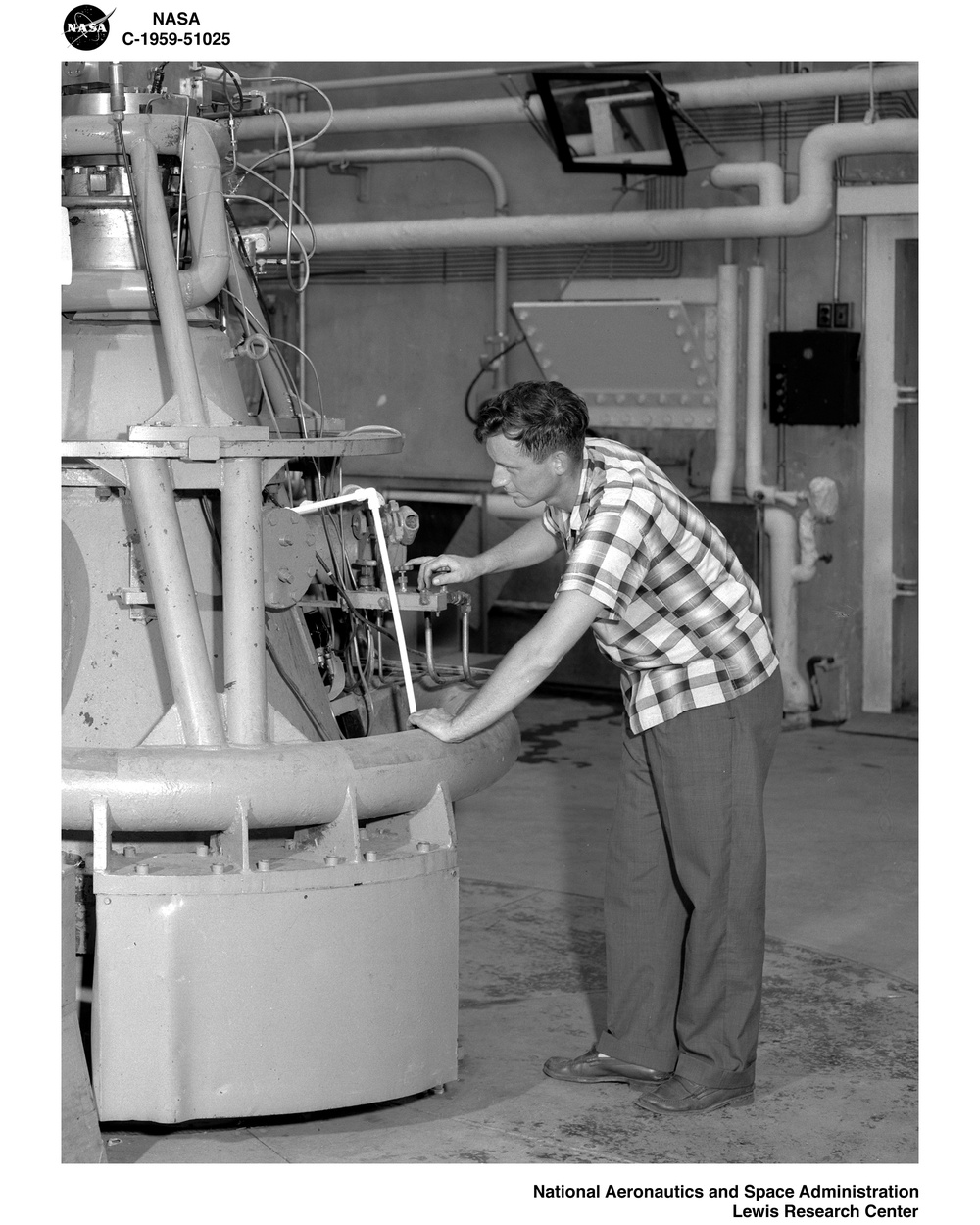 FLOW DISTURBANCE DEVICE AND THRUST CHAMBER SETUP AT THE ROCKET ENGINE TEST FACILITY RETF AT SOUTH 40 AREA