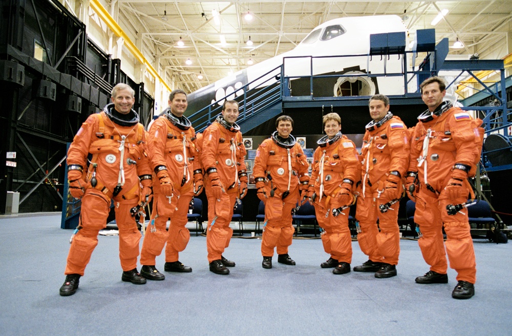 STS-111 and Expedition 5 Emergency Egress Training