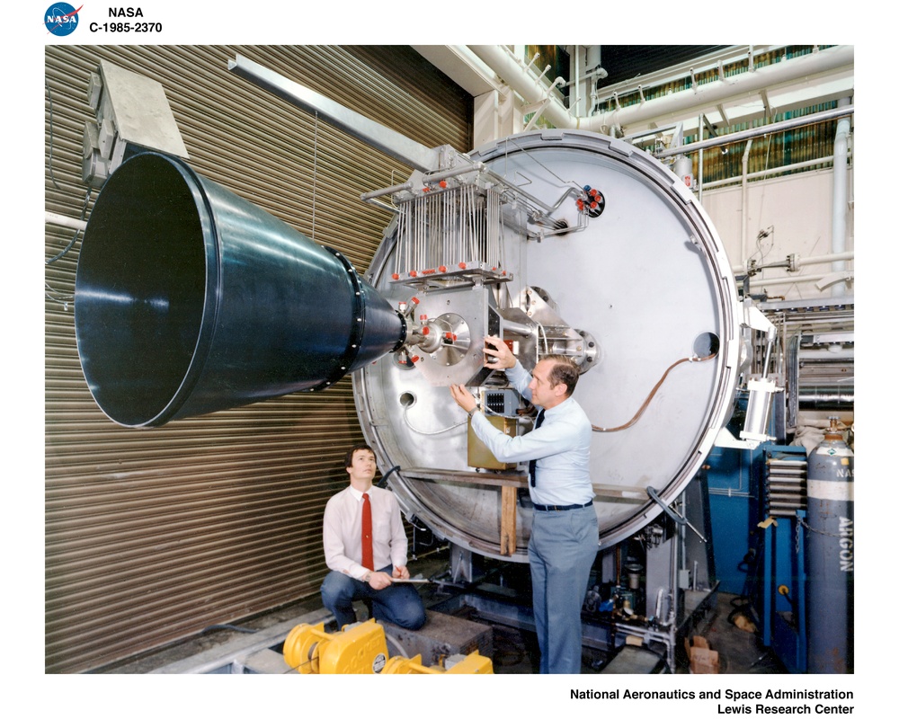 1000 TO 1 AREA RATIO ROCKET ENGINE MOUNTED IN NEW ALTITUDE TEST STAND