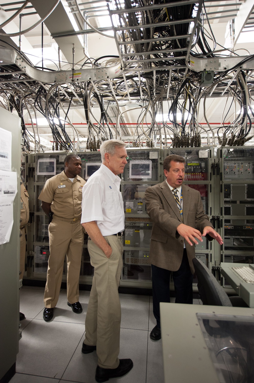 SECNAV Mabus tours SPAWAR Systems Center Atlantic