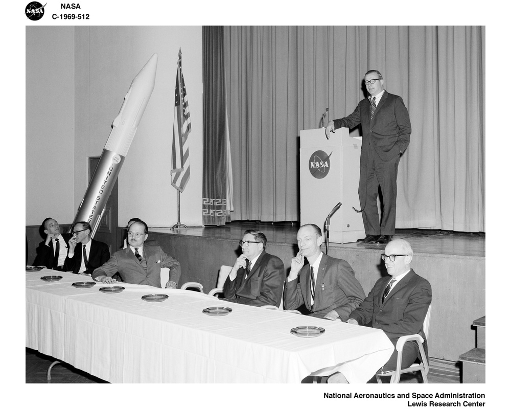 DR PAINE PRESENTING AWARD TO DR ABE SILVERSTEIN