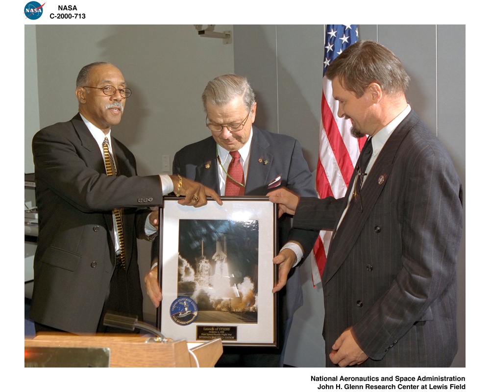 VISIT TO NASA JOHN H GLENN RESEARCH CENTER AT LEWIS FIELD BY THE DIRECTOR OF THE HUNGARIAN SPACE AGENCY - SEE ALSO C-2000-737 AND C-2000-749