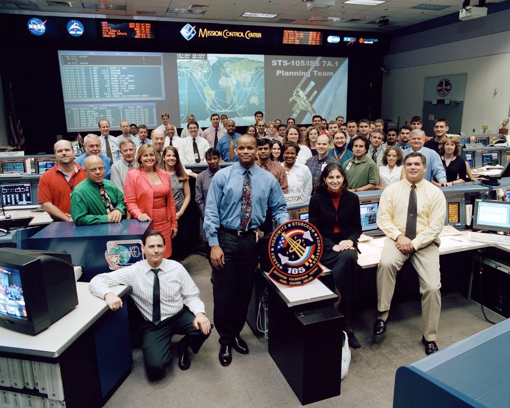 STS-105 Flight Control Team Photo