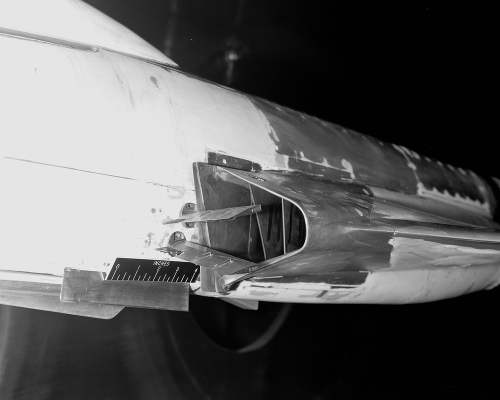 MCDONNELL F-101B AIRPLANE DUCT MODEL WITH DING DONG MISSILE ARMAMENT - WEDGE BARS IN FRONT OF INLET