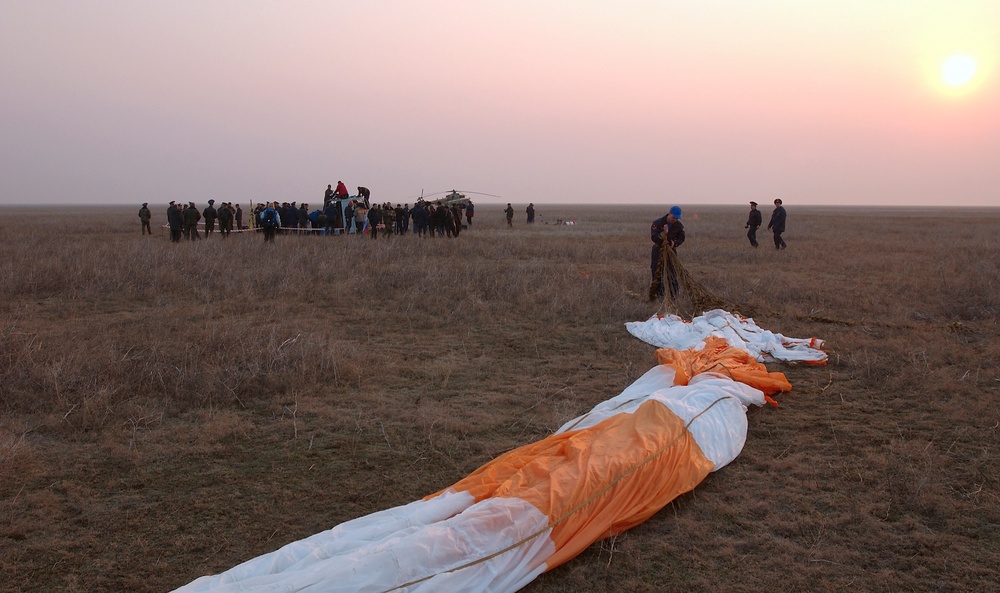 Expedition 8 Landing
