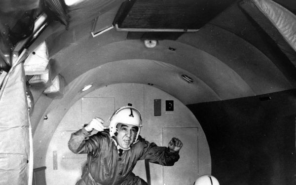 SPACE MEDICINE RESEARCH MEN BEING SUBJECTED TO WEIGHTLESSNESS AND VIOLENT VIBRATIONS