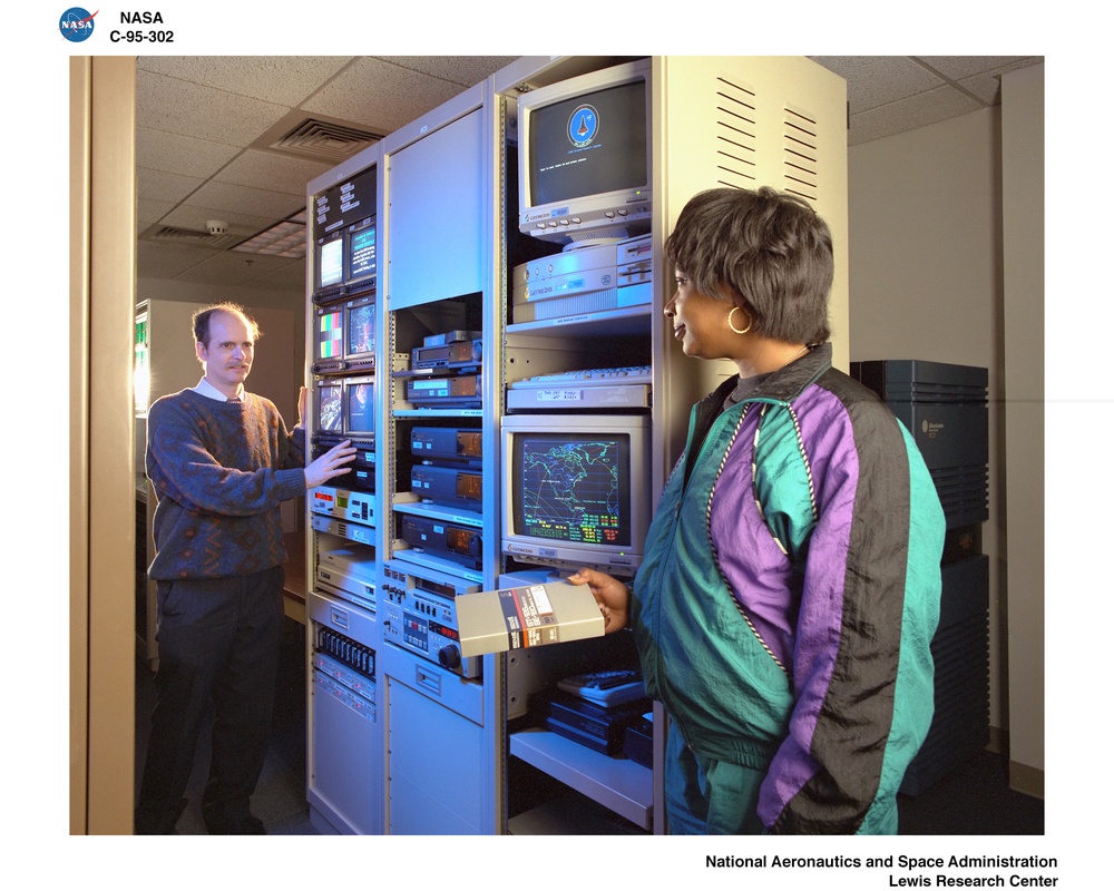 NASA LEWIS RESEARCH CENTER USER OPERATIONS FACILITY EQUIPMENT AREA  AND SOFTWARE DEVELOPMENT AND SCIENCE SUPPORT AREA