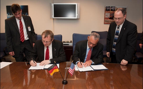 NASA DLR Agreement Signing (201012080001HQ)