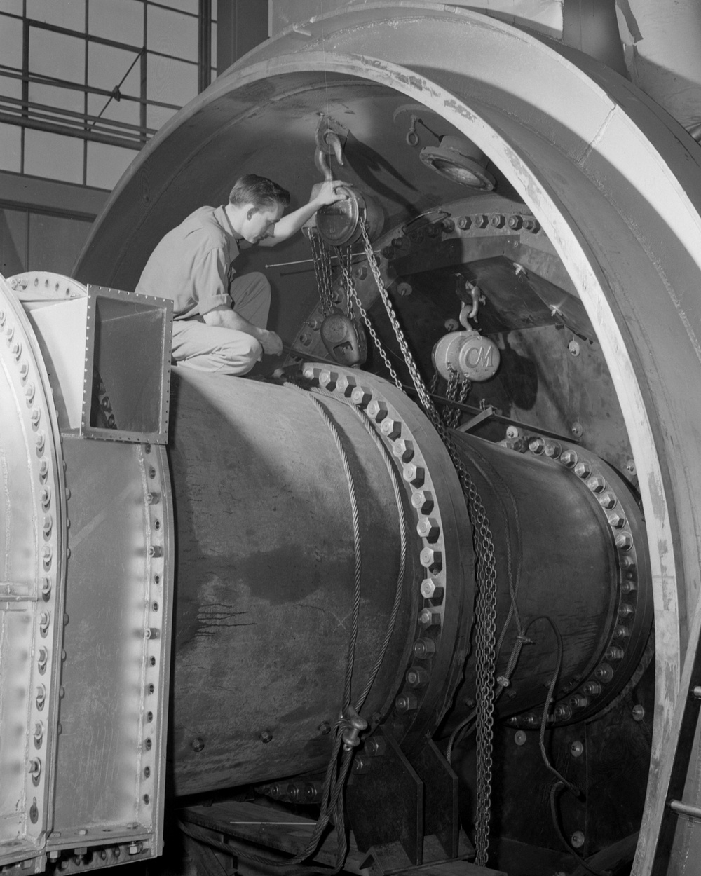 NAVAHO HIGH MACH INSTALLATION GOING IN TANK 2 - FROM EXHAUST SECTION LOOKING UPSTREAM SHOWING FLOOR PLATES AND SUPERSONIC NOZZLE - FROM SHOP LOOKING AT SIDE OF NOZZLE