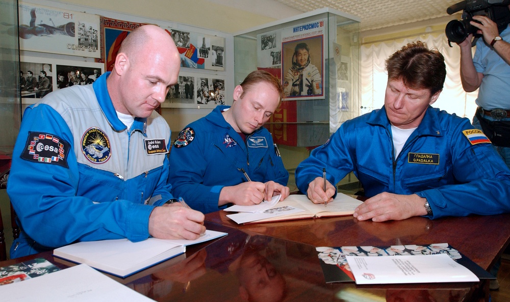 Expedition 9 Preflight Activities