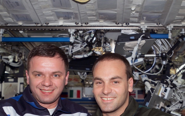 Gidzenko and Shuttleworth thumbs up photo in U.S. Lab during Expedition Four