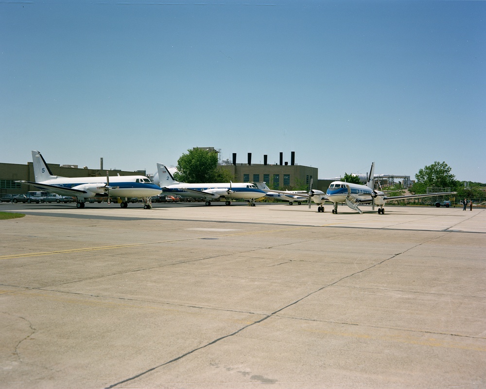 NASA AIRCRAFT AT HANGAR