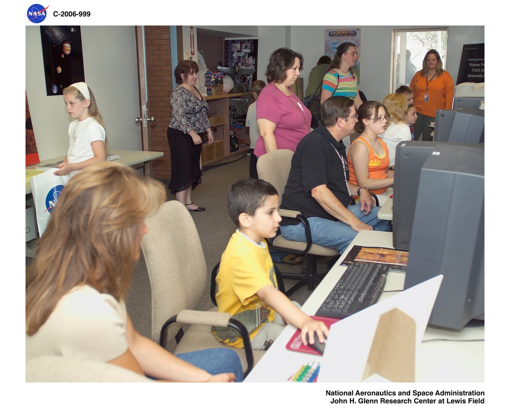 Graphics Employees at the 2006 Space Memorabilia Exhibits; demonstration to teach children Photoshop