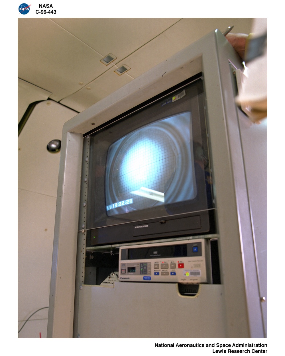 DYNAMIC IN SUPERFLUID HELIUM IN LOW GRAVITY - DC-9 AIRPLANE FLIGHT PHOTO