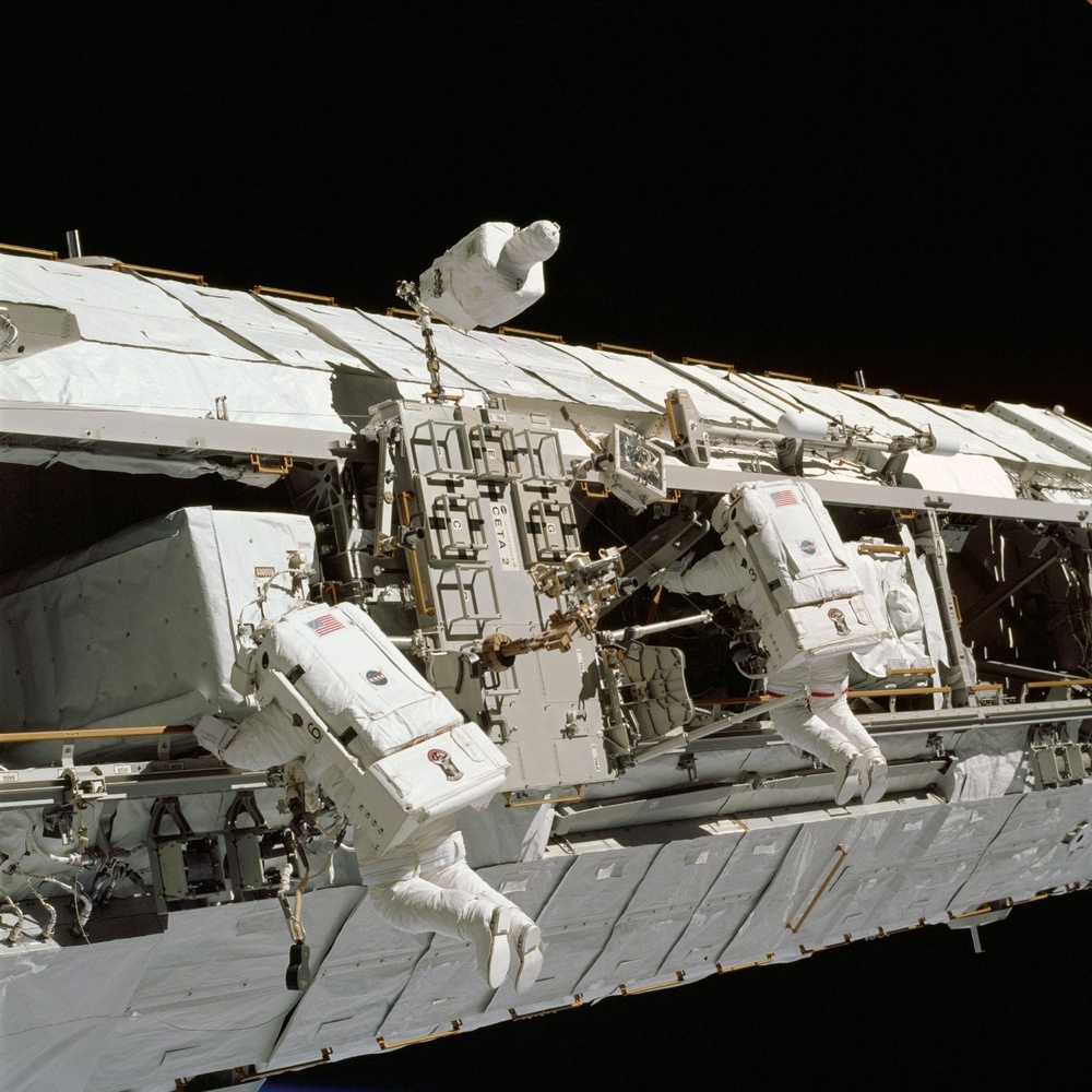 STS-113 Astronauts Herrington and Lopez-Alegria During Space Walk