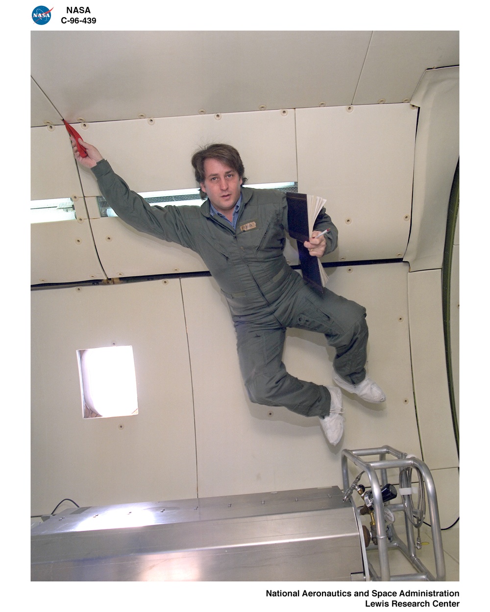 DYNAMIC IN SUPERFLUID HELIUM IN LOW GRAVITY - DC-9 AIRPLANE FLIGHT PHOTO