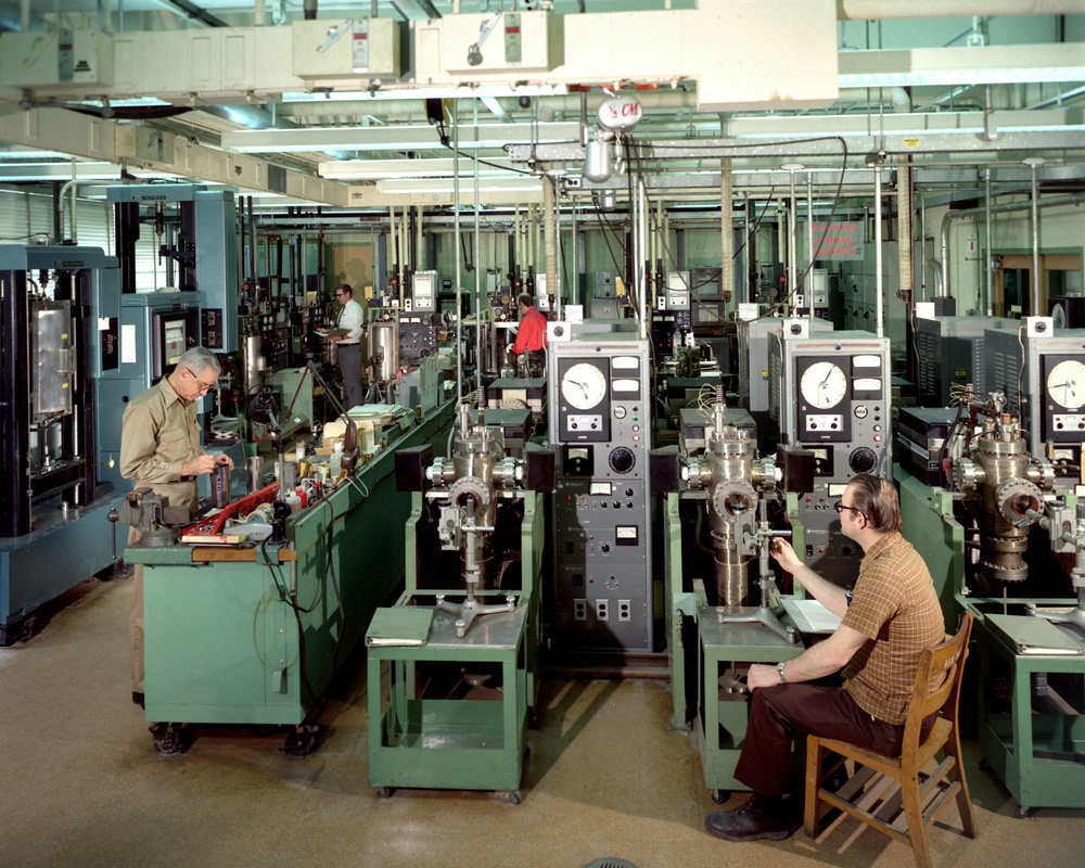 MELTING AREA - MATERIALS PROCESSING LABORATORY MPL - HIGH TEMPERATURE LABORATORY - ULTRA HIGH VACUUM TEST FACILITY