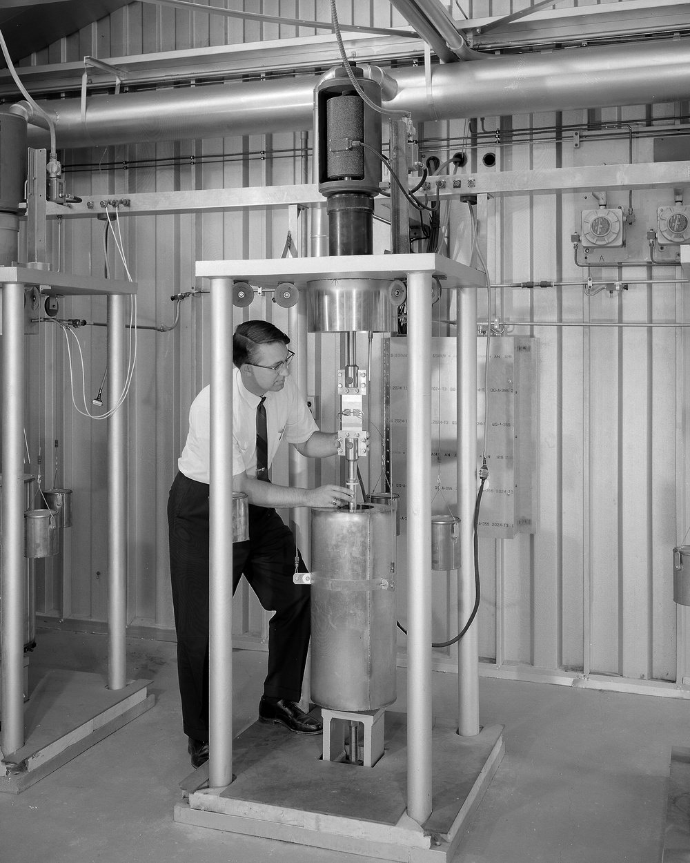 CYCLIC TEST MACHINE AND TEST SPECIMEN AT THE FRACTURE MECHANICS LABORATORY FML