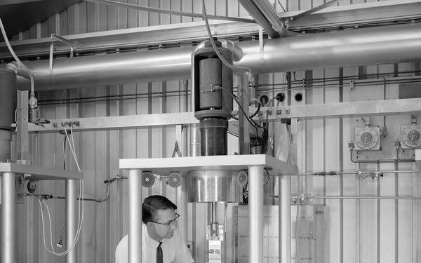 CYCLIC TEST MACHINE AND TEST SPECIMEN AT THE FRACTURE MECHANICS LABORATORY FML