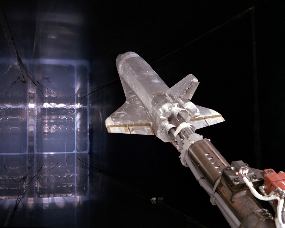 SPACE SHUTTLE MODEL IN 10X10 FOOT SUPERSONIC WIND TUNNEL SWT